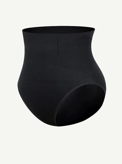 תחתונים שחורים בגזרה גבוהה על רקע אפור בהיר